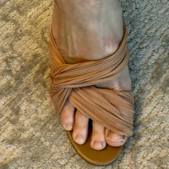 GUCCI Nude Stretch Satin 8.5 Heel - Picture 3 of 6